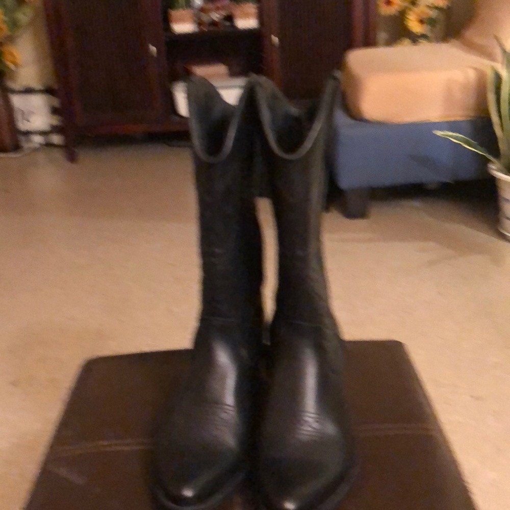 Steve Madden women boot. Black, six’s US 8,one time use
